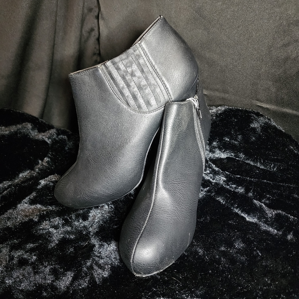 Madden Girl 11 Black Faux Leather Heeled Boots Greer